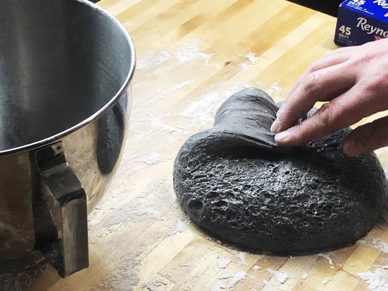 Tạo hình khối bột bánh mì đen trước khi nướng