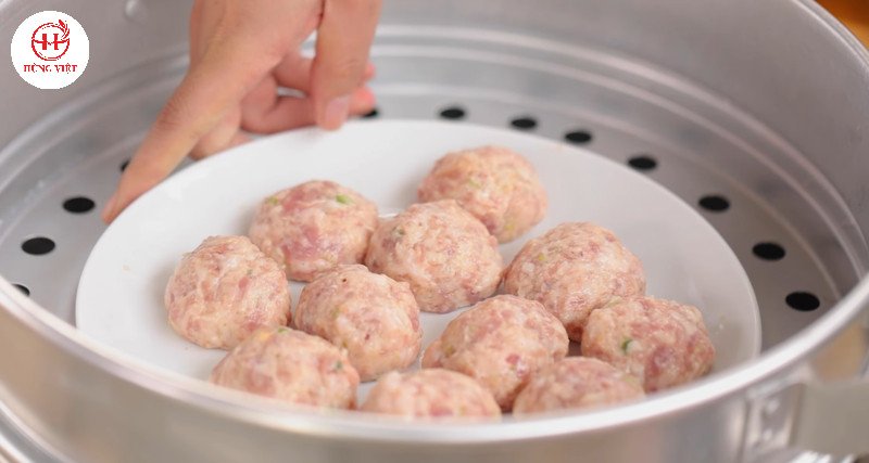 Tạo hình những viên xíu mại tròn đều, sẵn sàng cho công đoạn hấp chín, giữ trọn hương vị.