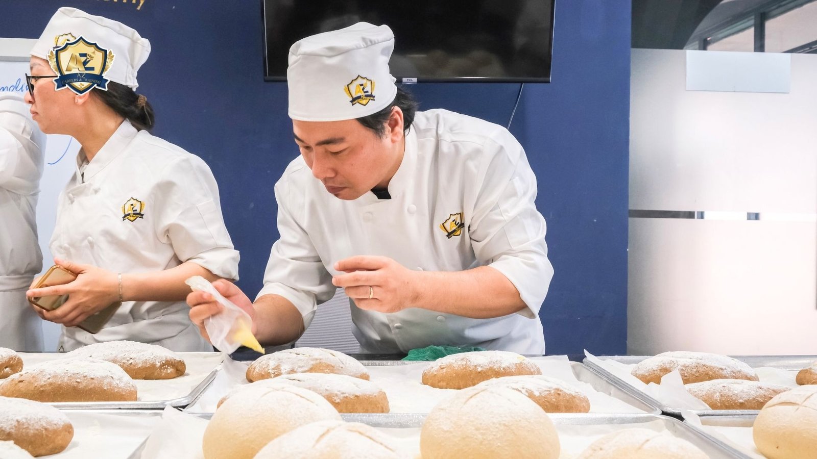 Tạo hình sơ bộ cho khối bột bánh mì đang lên men, định hình cấu trúc cuối cùng