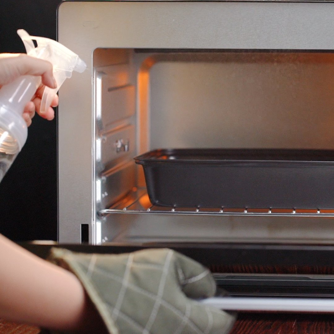 Tạo hình và rạch mặt bánh mì thanh long