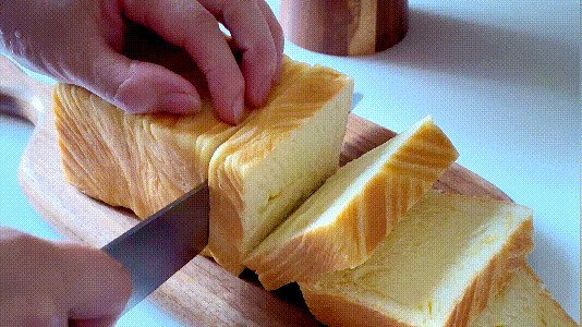 Thái bánh mì cũ thành khối nhỏ làm đế pizza