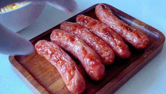 Thái lát lạp xưởng để chuẩn bị cho phần nhân pizza