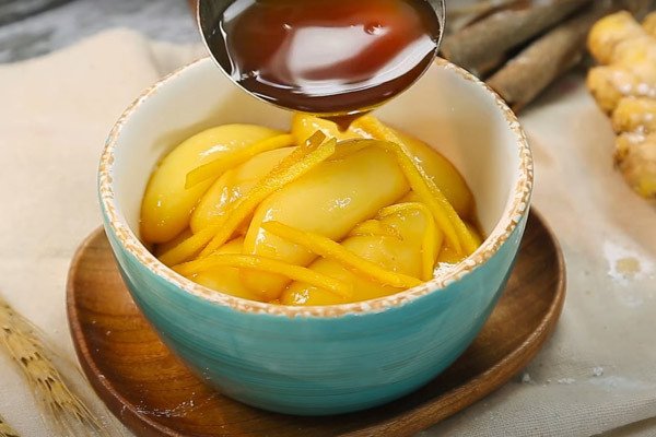 Thắng đường trên lửa nhỏ để tạo màu sắc caramel cho bánh ngào