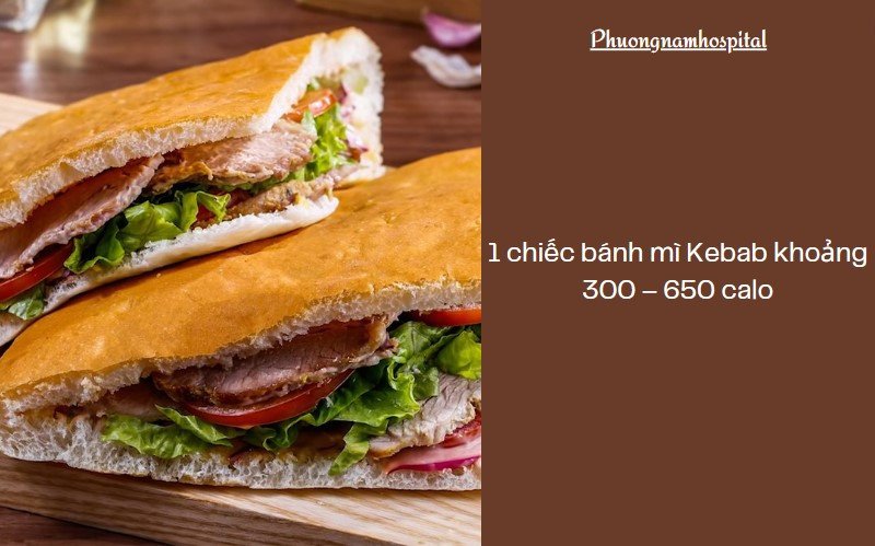 Thanh niên cầm chiếc bánh mì cuộn kebab lớn, minh họa lượng calo đáng kể