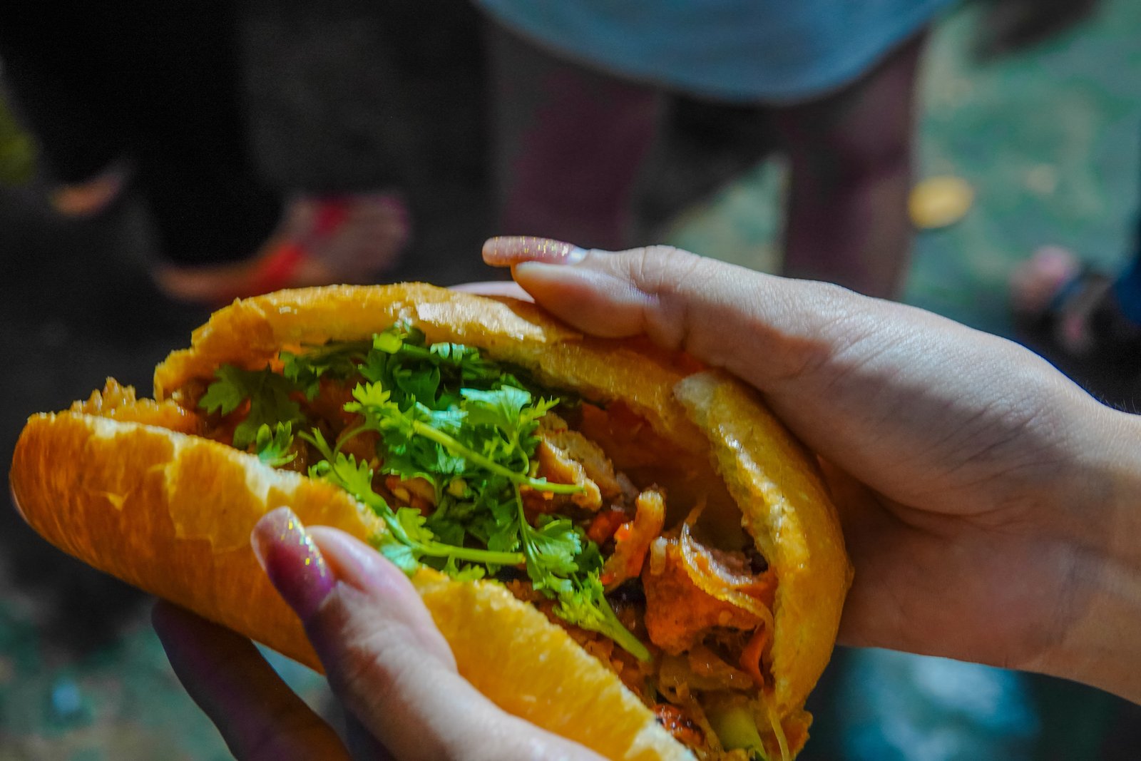 Thành phẩm bánh mì âm phủ nóng hổi với nhân đầy đặn, đậm đà hương vị miền Tây