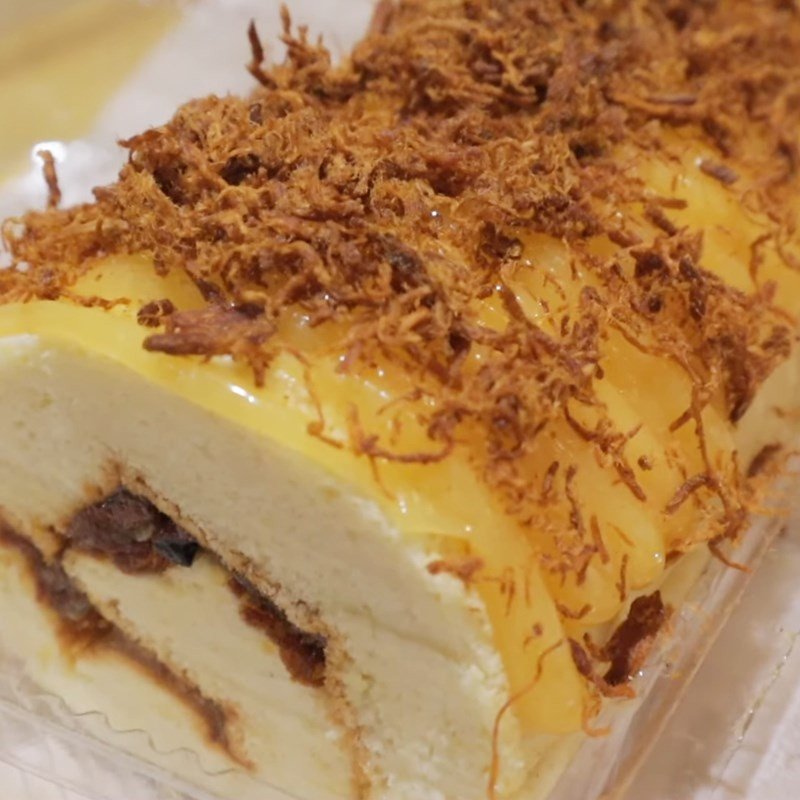 Thành phẩm bánh mì bông lan ruốc gà cay sốt dầu trứng hấp dẫn