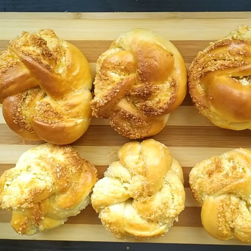 Thành phẩm bánh mì dừa nướng thơm ngon