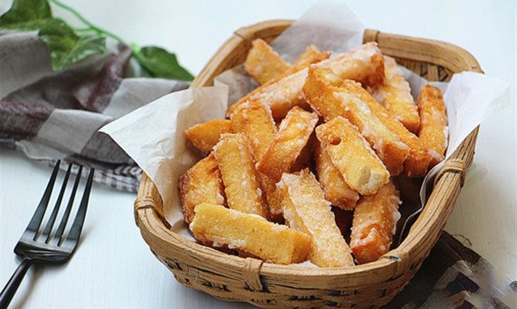 Thành phẩm bánh mì đường giòn rụm, vàng óng và phủ lớp đường trắng mịn, sẵn sàng để thưởng thức.