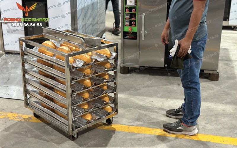 Thành phẩm bánh mì giòn rụm, vàng óng từ lò nướng bánh mì hiện đại.