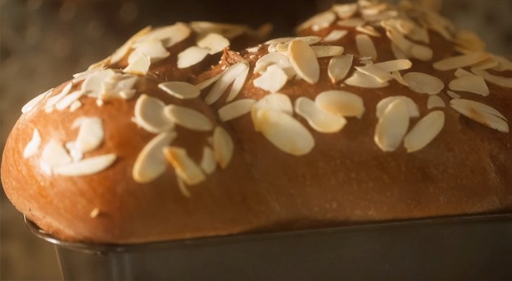 Thành phẩm bánh mì hoa cúc socola vàng óng, thơm lừng vừa ra lò