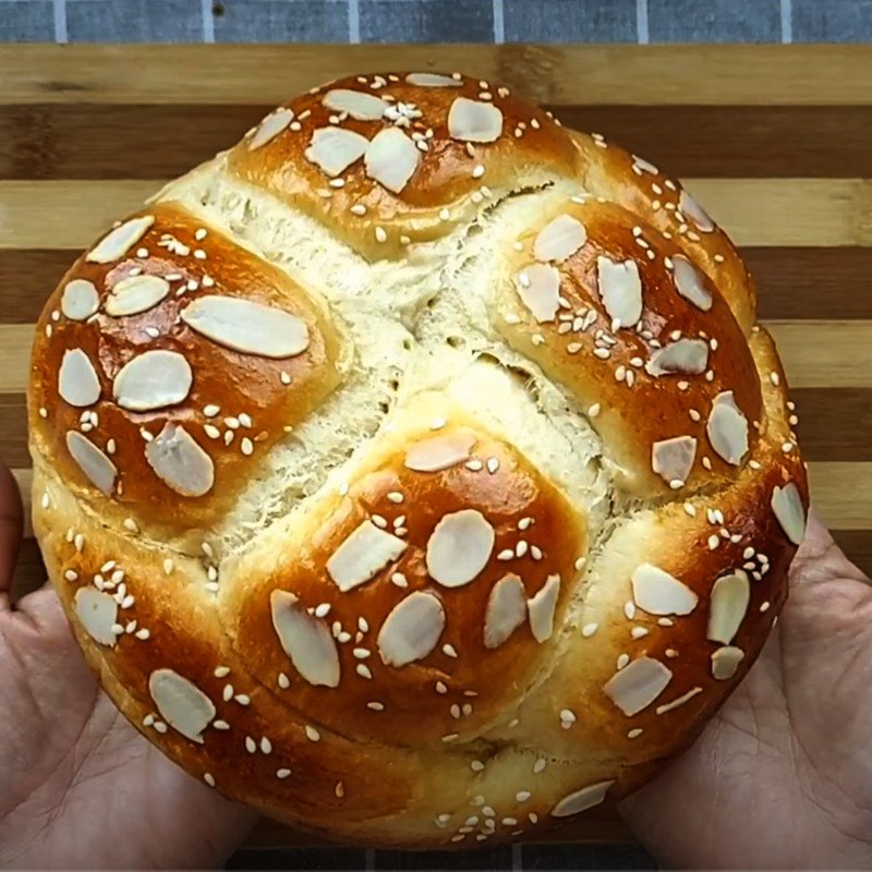 Thành phẩm bánh mì hoa cúc vàng óng, thơm ngon sau khi nướng