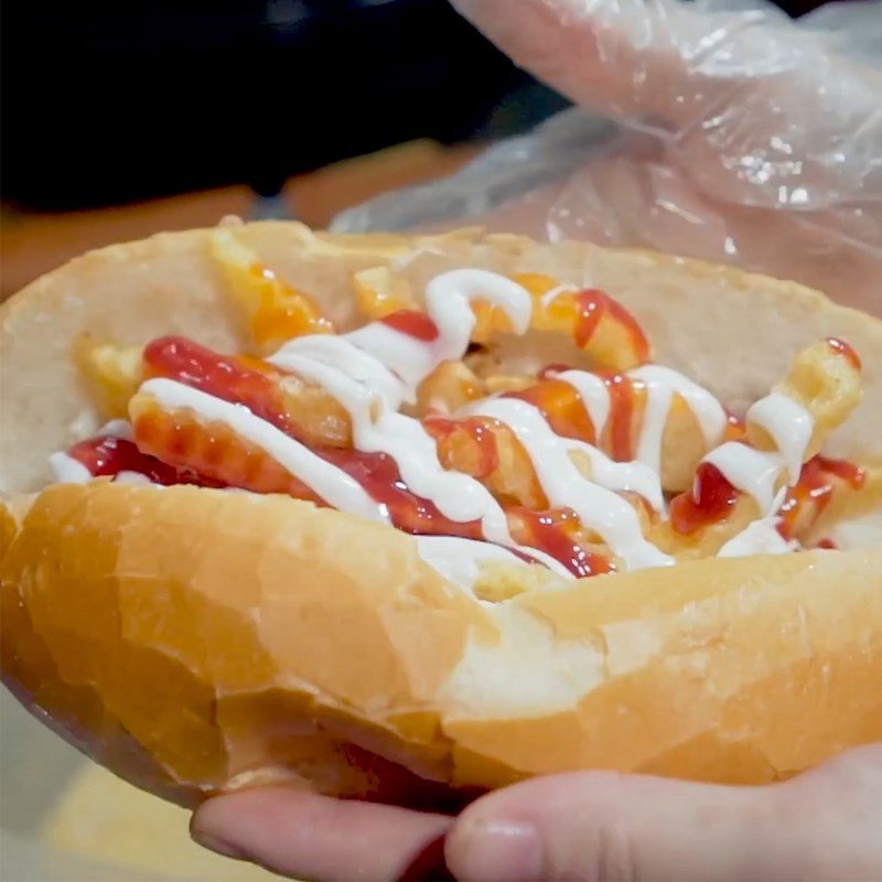 Thành phẩm bánh mì kẹp nem chua rán và khoai tây chiên chuẩn vị