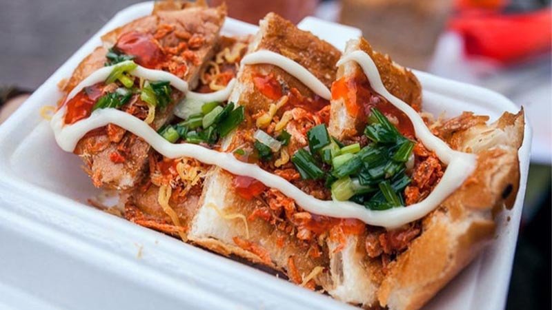 Thành phẩm bánh mì nướng muối ớt giòn rụm với chà bông và xúc xích