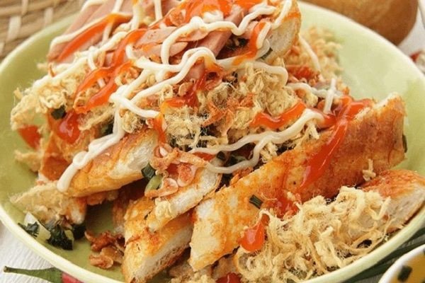 Thành phẩm bánh mì nướng muối ớt vẽ với lớp sốt đỏ cam hấp dẫn