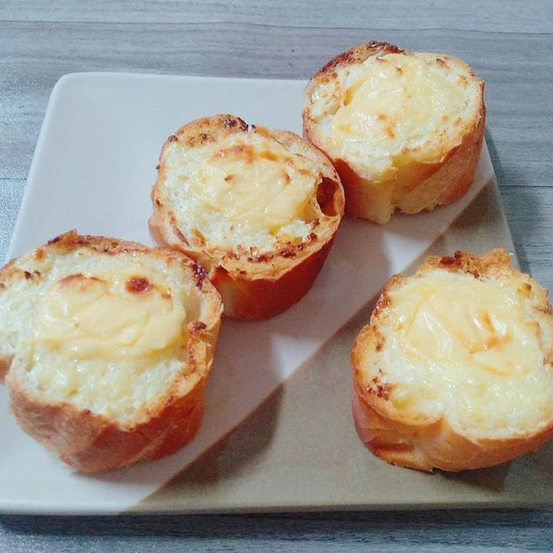 Thành phẩm bánh mì nướng phô mai con bò cười giòn tan, béo ngậy