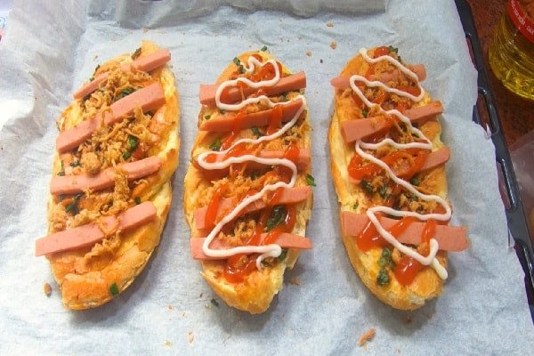 Thành phẩm bánh mì nướng sốt ớt giòn rụm từ lò nướng