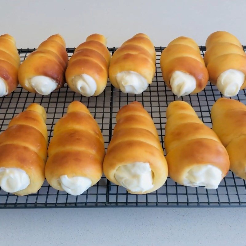 Thành phẩm bánh mì ốc quế nhân kem thơm ngon