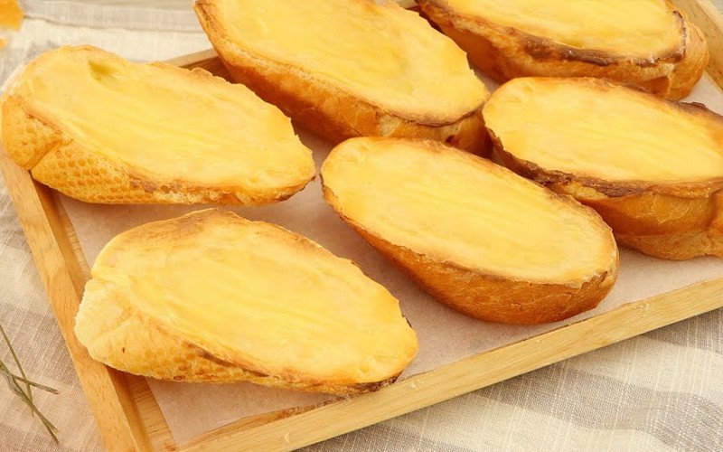 Thành phẩm bánh mì phô mai mozzarella vàng ươm, giòn rụm