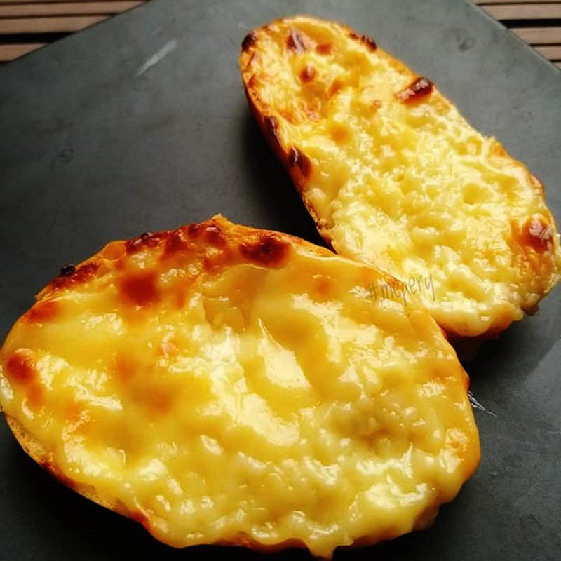 Thành phẩm bánh mì phô mai nướng giòn rụm, hấp dẫn