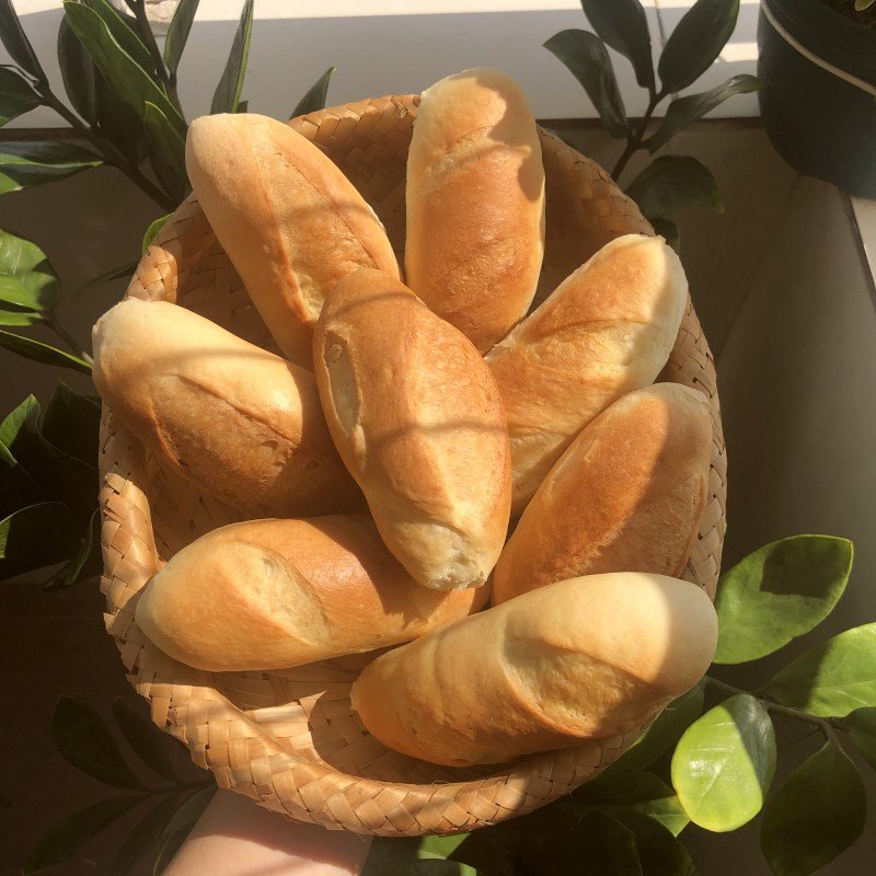 Thành phẩm bánh mì truyền thống vàng giòn rụm sau khi nướng