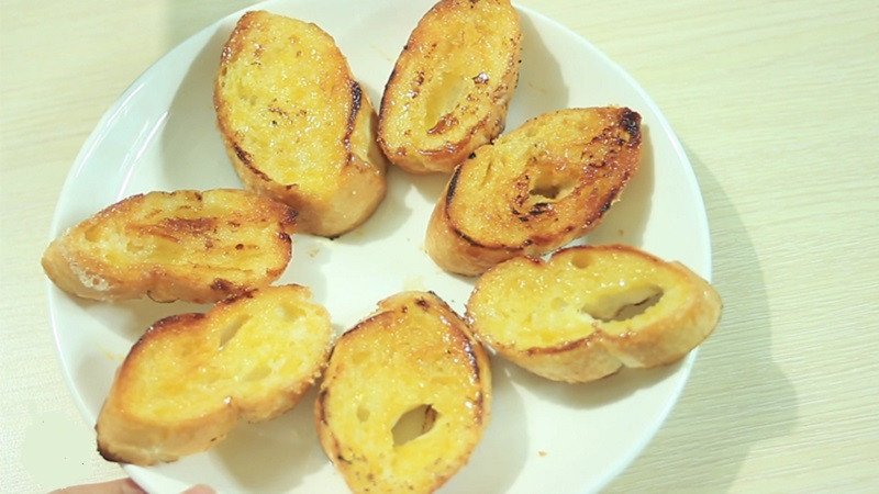 Thành phẩm bơ nướng bánh mì bằng chảo vàng óng