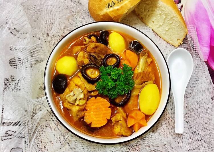 Thành phẩm gà nấu nấm đông cô