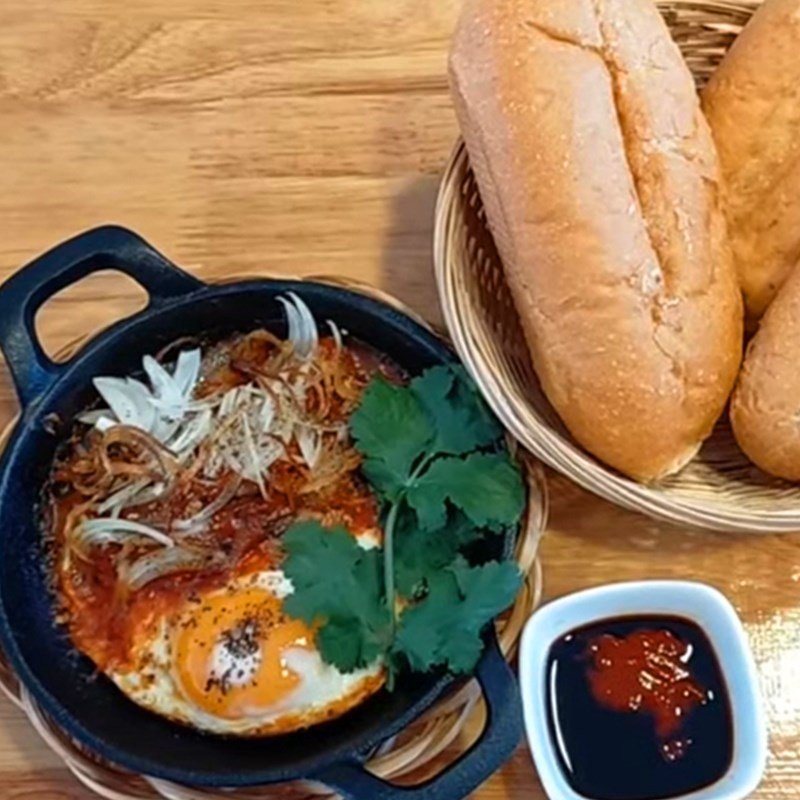 Thành phẩm món bánh mì chảo cá hộp trứng ốp la thơm ngon