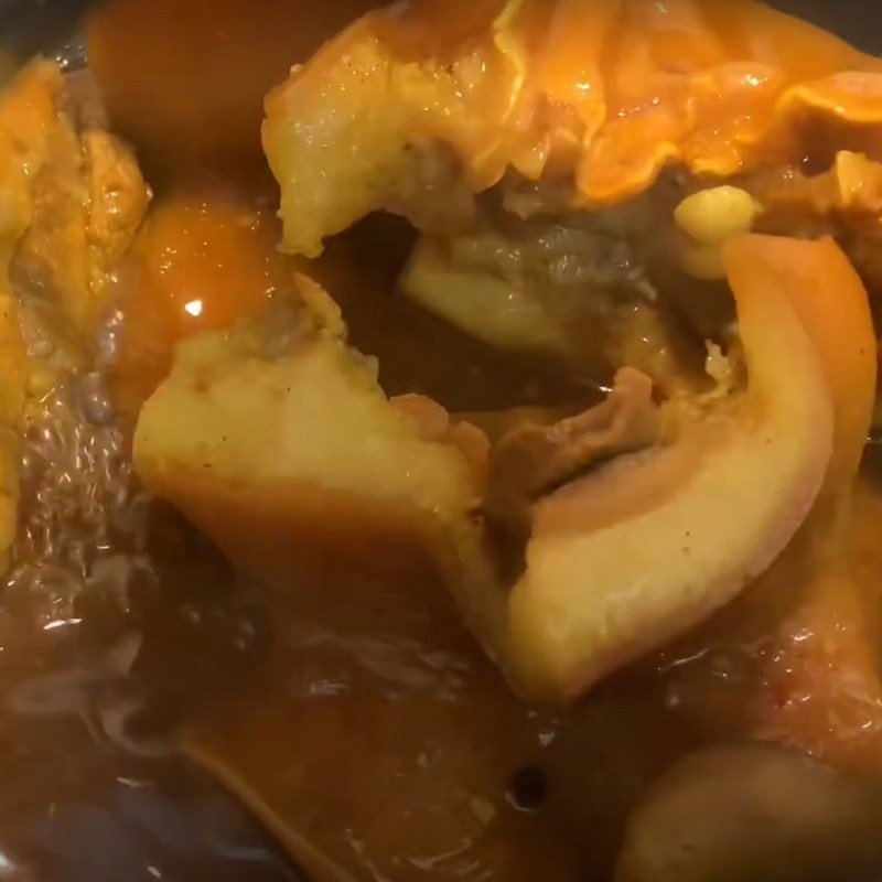 Thành phẩm phá lấu heo đậm đà cho món bánh mì phá lấu