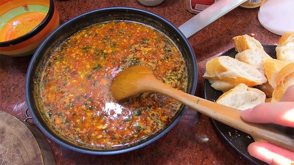 Thành phẩm sốt cà chua chấm bánh mì hấp dẫn