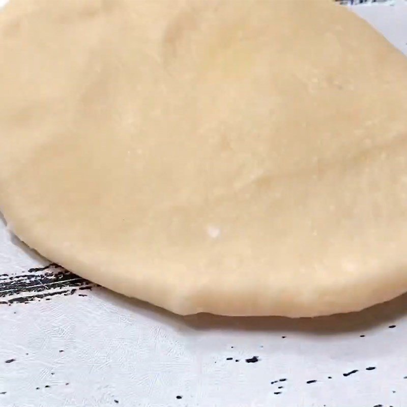 Thao tác bọc nhân socola vào vỏ bánh mì để chuẩn bị nướng