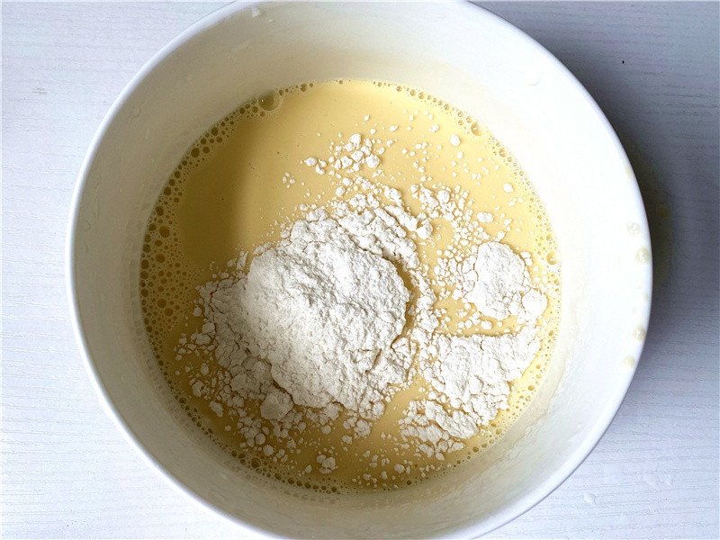 Thêm bột mì vào hỗn hợp trứng sữa để tạo độ sánh mịn cho công thức bánh mì cũ