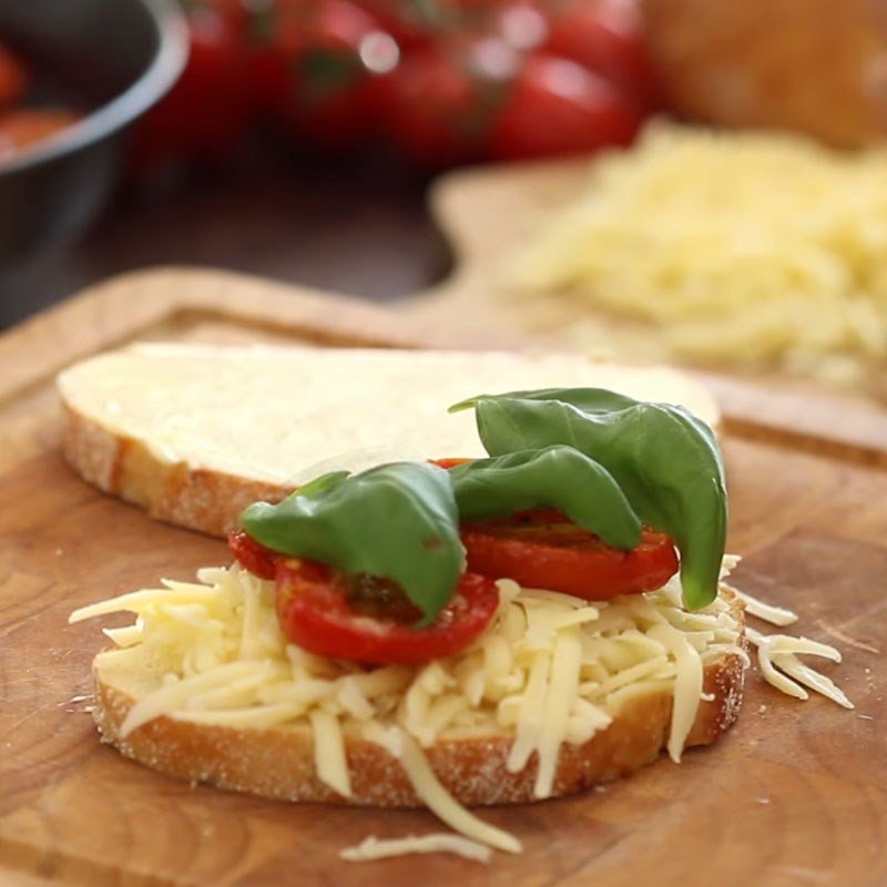 Thêm cà chua bi nướng và lá húng tây vào nhân bánh mì kẹp phô mai