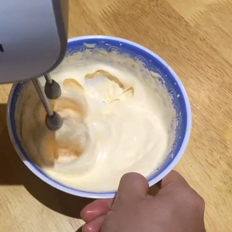 Thêm dầu ăn từ từ vào sốt dầu trứng để tạo độ sánh mịn