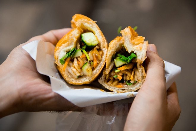 Thêm dưa chua giòn sần sật vào bánh mì thịt nướng