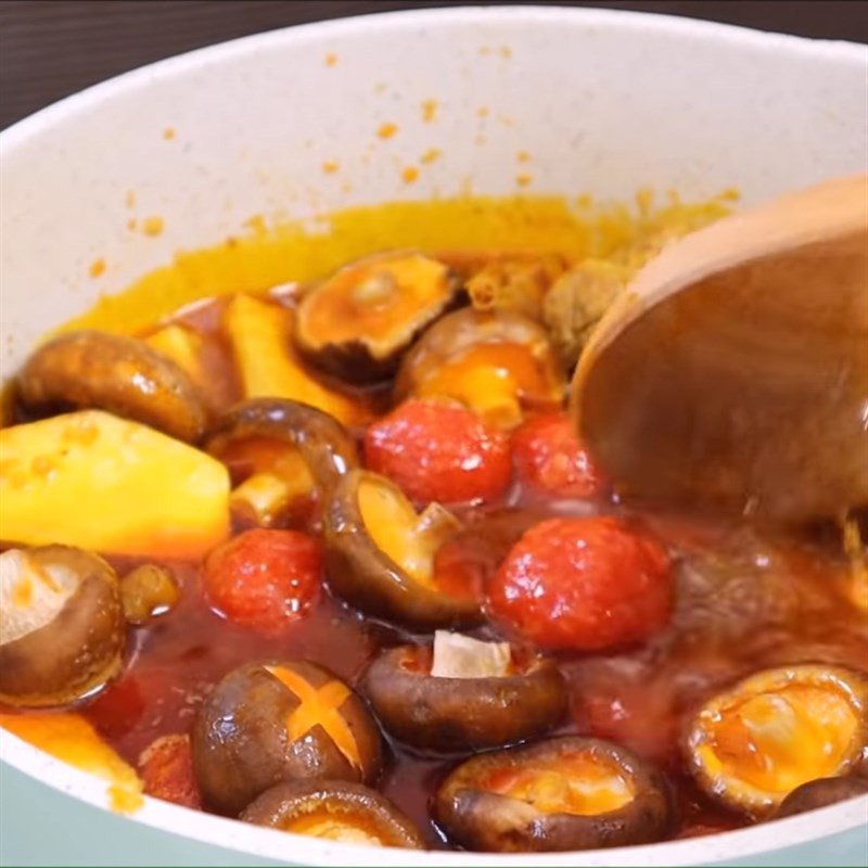 Thêm khoai, viên khoai, nấm vào cà ri bánh mì