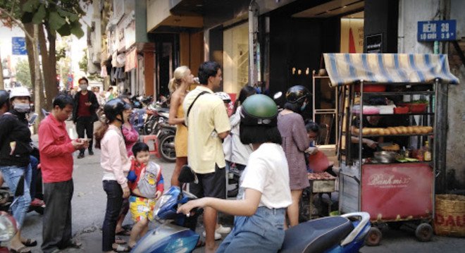 Thêm nước sốt đặc biệt cho bánh mì thịt nướng Nguyễn Trãi