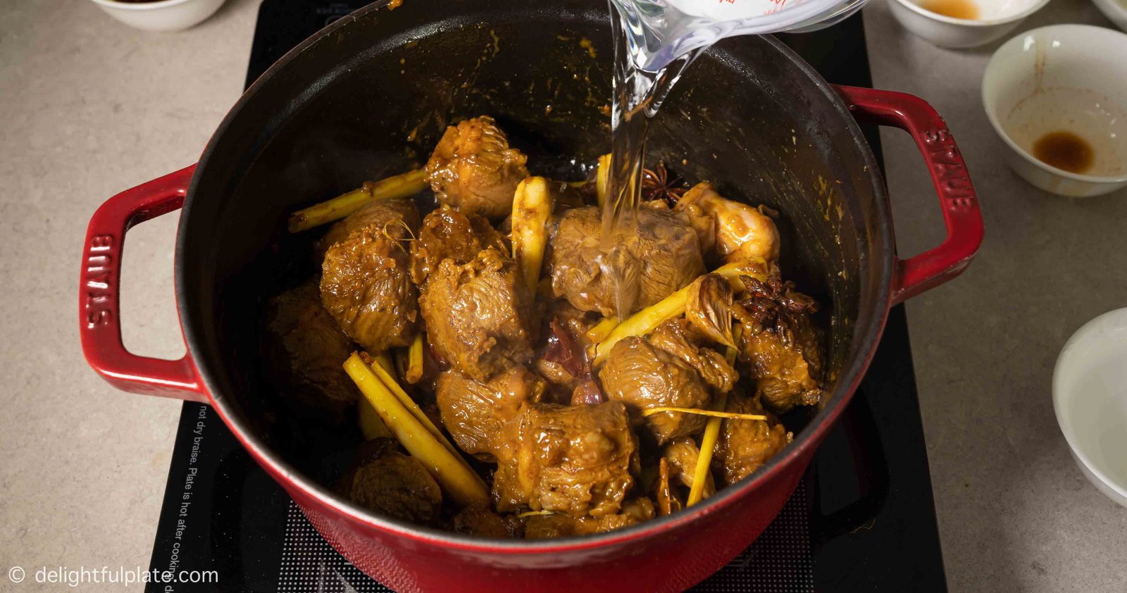 Thêm nước vào nồi bò kho bánh mì để bắt đầu quá trình hầm