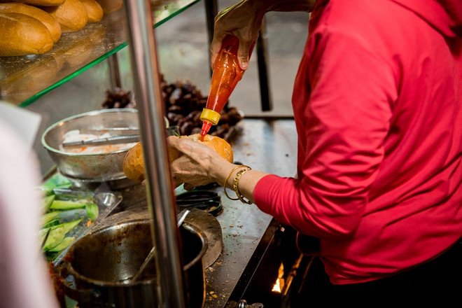 Thêm ớt cay nồng và sốt đặc biệt cho bánh mì