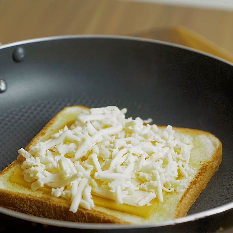 Thêm phô mai Mozzarella bào sợi vào bánh mì kẹp phô mai