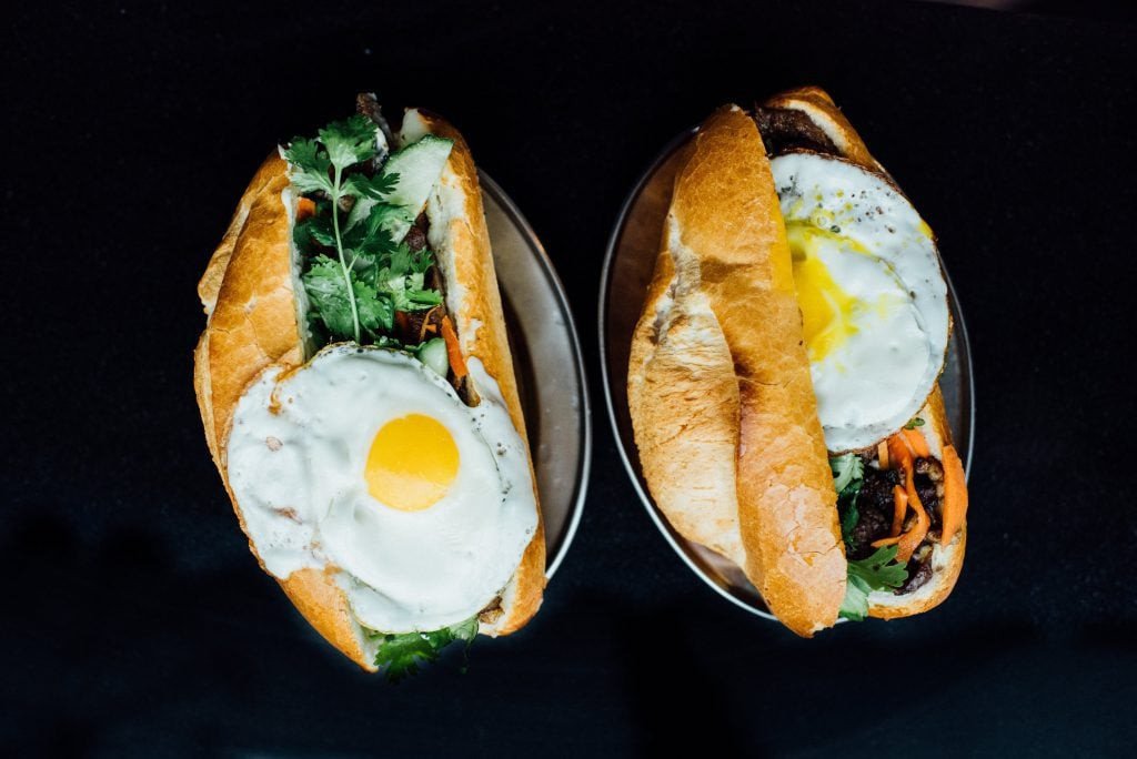 Thêm rau xanh vào bánh mì trứng chả