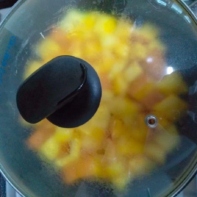 Thêm topping và phô mai lên bánh