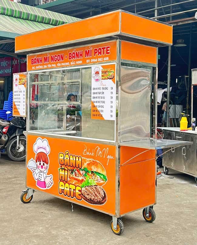Thiết kế bên ngoài của xe bán bánh mì, với mái che và kính cường lực bảo vệ thực phẩm