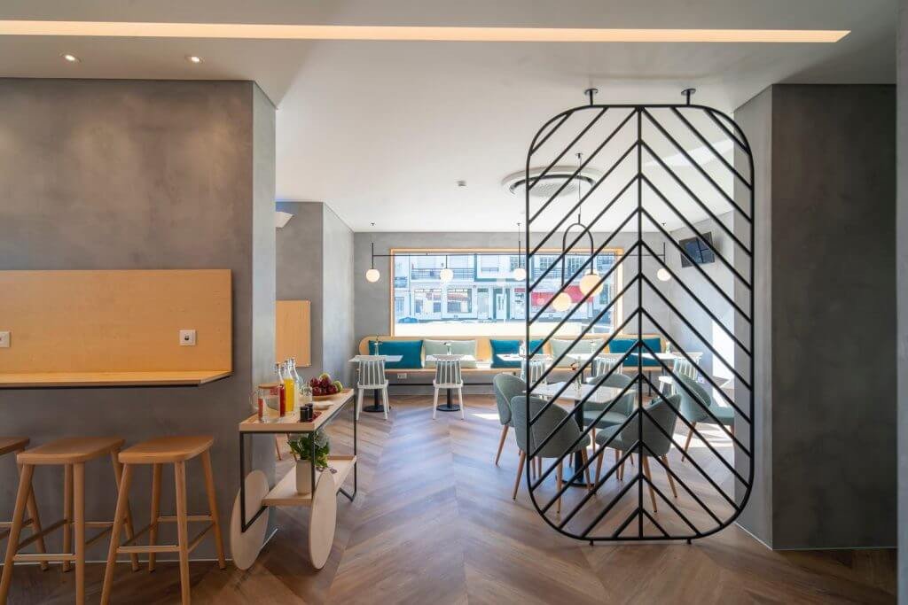 Thiết kế nội thất tiệm bánh mì sang trọng với tông màu xám