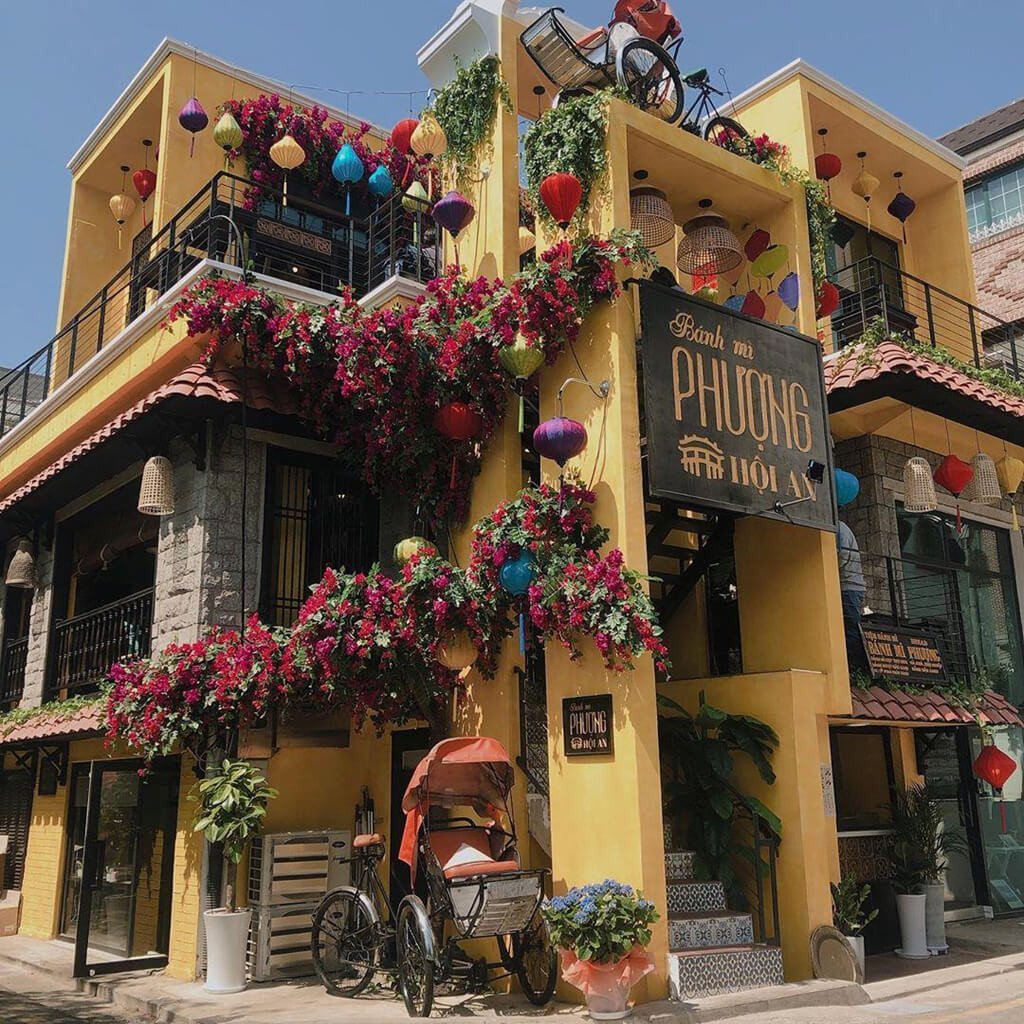 Thiết kế tiệm bánh mì phong cách Vintage ấm áp với đèn chùm cổ điển