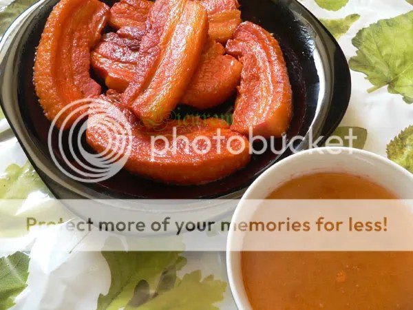 Thịt ba rọi đang chiên sơ để làm bánh mì