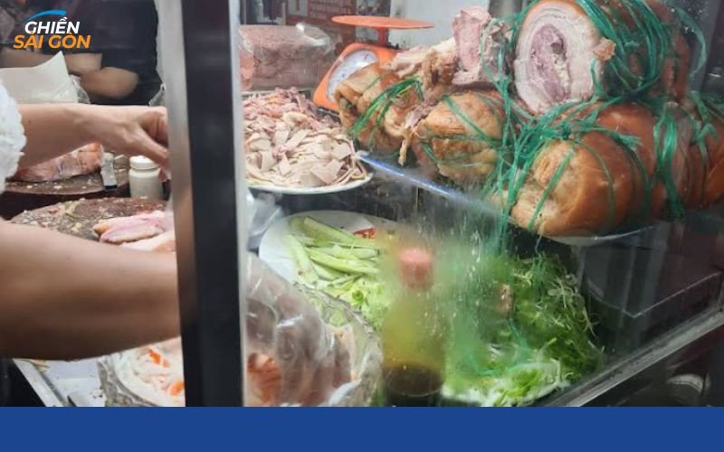Thịt ba rọi muối được tẩm ướp đậm đà, nhân đặc trưng của bánh mì Chị Hồng