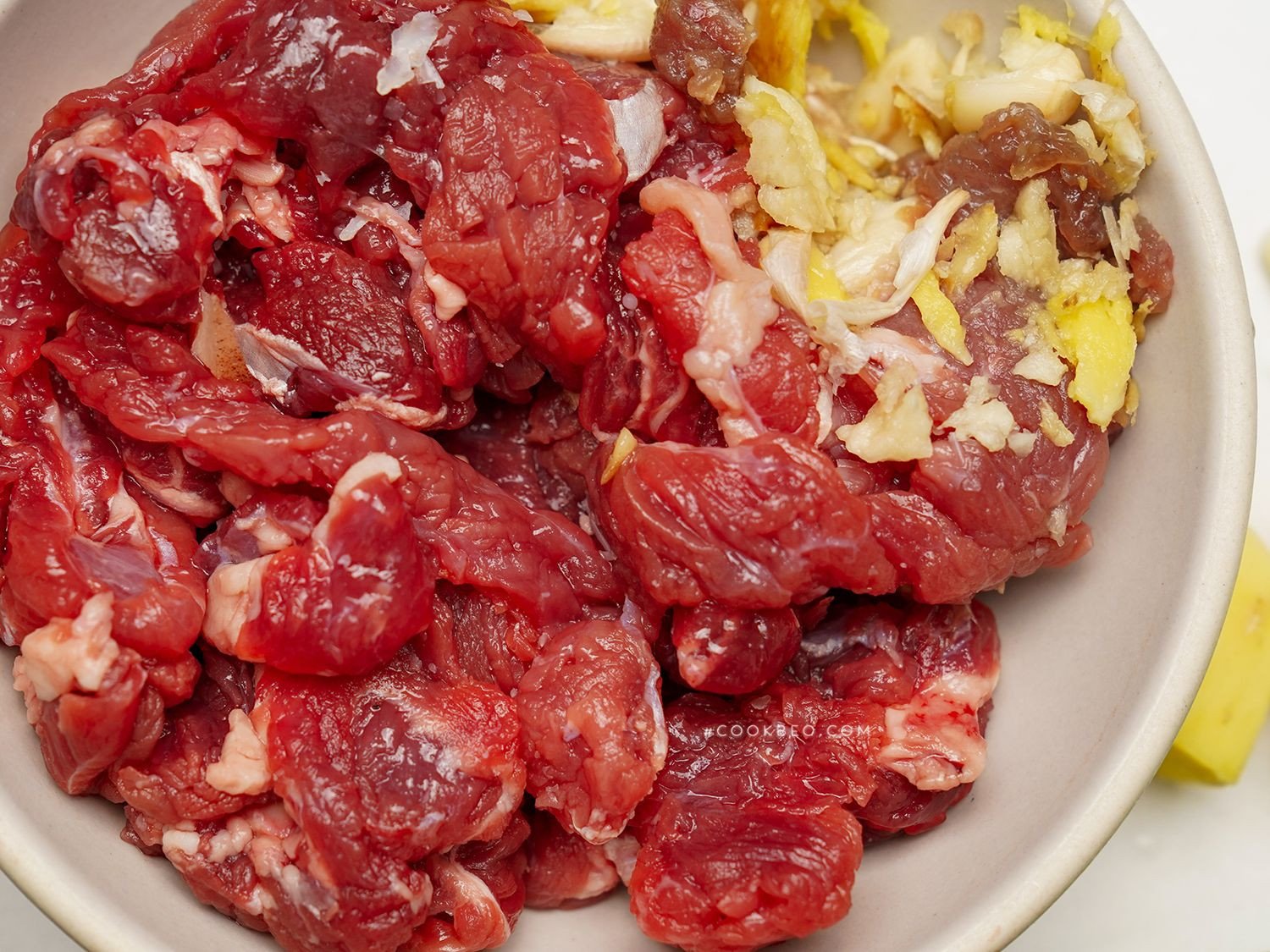 Thịt bò đã thái miếng được tẩm ướp gia vị đậm đà cho món bò kho bánh mì