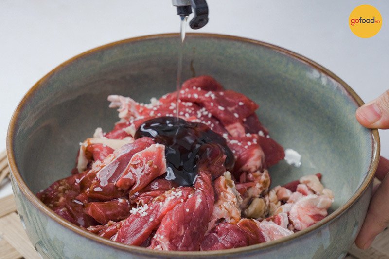 Thịt bò đã ướp gia vị sẵn sàng cho món bò sốt me chấm bánh mì