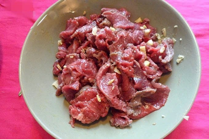 Thịt bò đang được ướp đều gia vị và rượu vang đỏ chuẩn bị nấu sốt vang