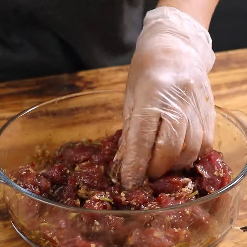 Thịt bò đang được ướp với gia vị đặc trưng